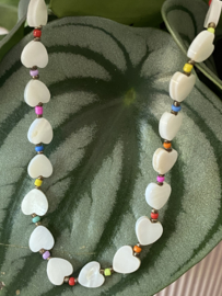 Korte hartjes ketting met gekleurde kraaltjes.