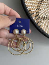 Biba grote statement  oorbellen, goudkleurige cirkels met parel steker.