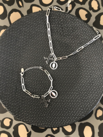 RVS (stainless steel) ketting grove schakel. Bedel “X O” Zilverkleurig.