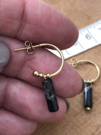 RVS oorbellen (stainless steel), half open creool/steker met zwart natuursteen hanger. Goudkleurig