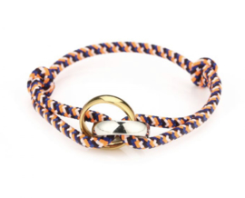 Gekleurd touw armbandje met grote bi-colour RVS (stainless steel) ringen. Neon oranje combi