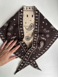 Mini driehoek sjaal. Bruin-Crème met paisley.