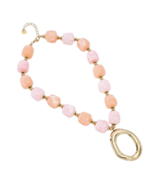 Ketting van 2 kleuren grove kraal met grote hanger van RVS (stainles steel). Goudkleurig. Zalmroze-roze