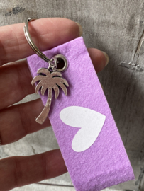 Sleutelhanger lila vilt. Met hart print en palmboom bedel.