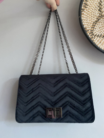 Medium velvet (fluweel) tas met ketting band. 3 kleuren.