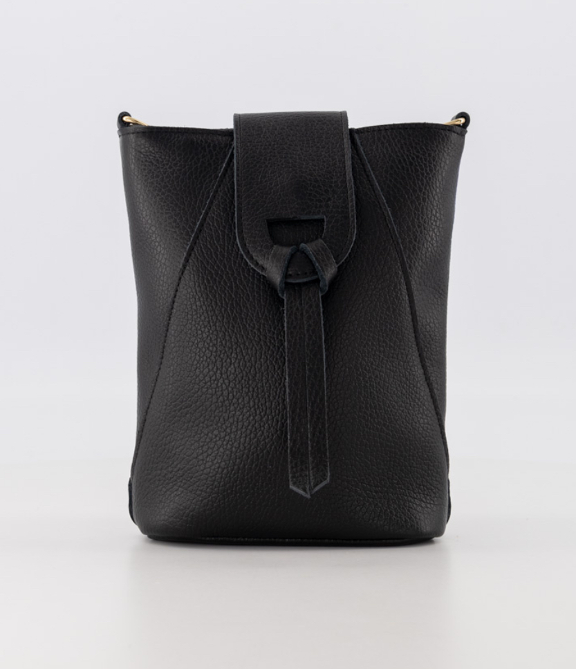 Crossbody kleine tas met knoop klepje. Zwart. Echt leer.