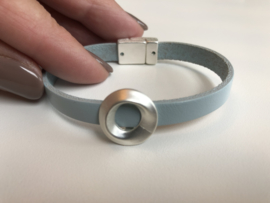 BIBA armband met 1 licht zilverkleurige schuiver. Ijsblauw.