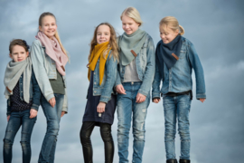 Sjaal/omslagdoek KIDS MAAT van het mooie merk Knit Factory.  Oud Blauw