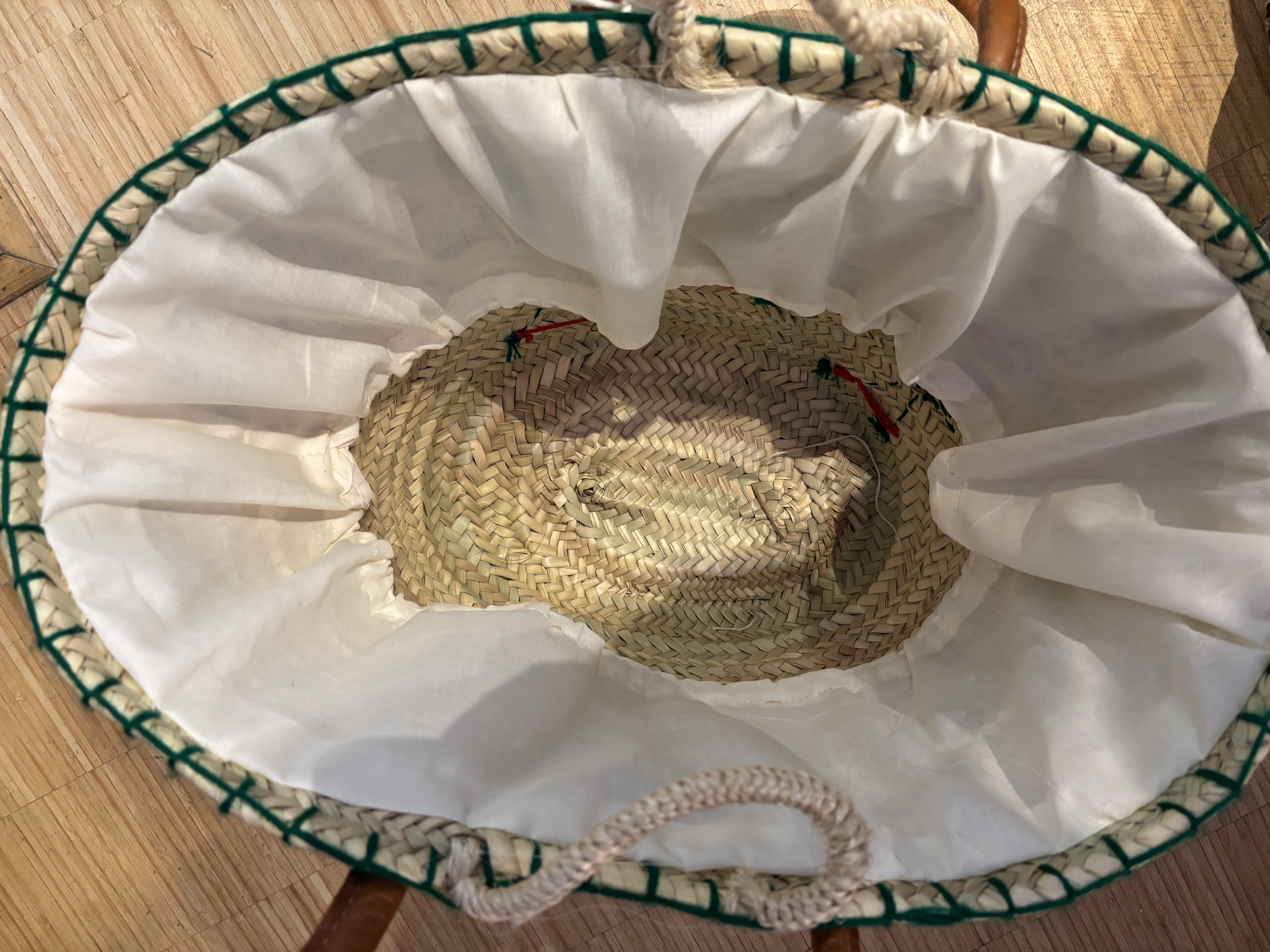 Strandtas, beachbag. Shopper van riet. Met 3D kersen borduur erop.
