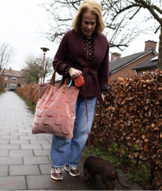 Mooie fluwelen shopper van Imbarro. Teckel Borduur Noble, oud roze