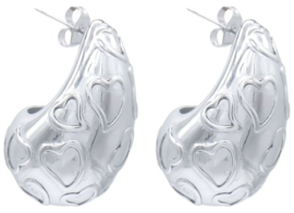 RVS (stainless steel) druppelvormige oorbellen met hartjes erop. Zilver of goud