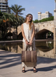 Medium / grote tas van Charm. Bruin rotan-look. Met tashanger