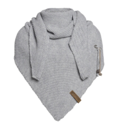 Sjaal/omslagdoek Coco van het mooie merk Knit Factory. Lichtgrijs.
