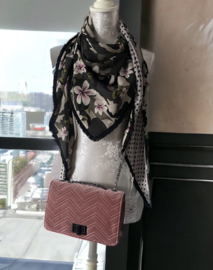 Medium velvet (fluweel) tas met ketting band. 3 kleuren.