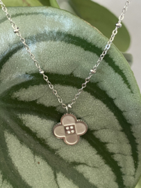 Korte stainless steel ketting met klavertje. Zilverkleurig.