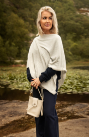 Crossbody kleine tas met knoop klepje. Zwart. Echt leer.