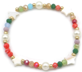 Armband op elastiek, gekleurde kralen en parelmoer sterretjes.