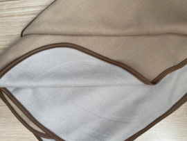 Double face omslagdoek. Fijn gebreid. Zwart of Camel combi.