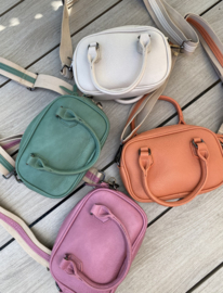 Gekleurd tasje met korte hengsels en lange geweven band. Roze