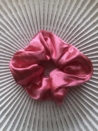 Scrunchie glanzend satijn. Neon-koraalroze