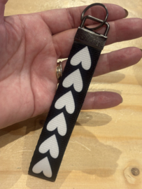Lus sleutelhanger, zwart - wit. Hartjes.