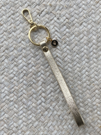 Metallic leer sleutelhanger lus. Goudkleurig. Met geluks hartje.