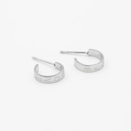 Kleine half open creolen, L O V E.  RVS (stainless steel) Zilverkleurig.