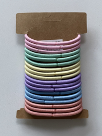 Kaart met 18 haar elastieken, pastel kleuren.