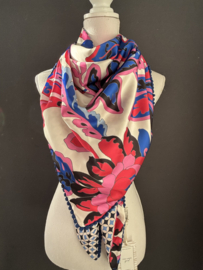 Groot blauw-roze bloem dessin / retro print in blauw-ecru achterkant. Couture sjaal.