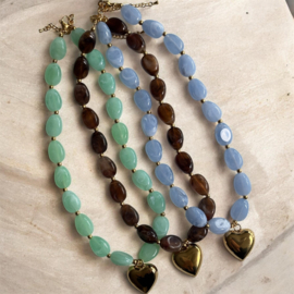 Lichtblauwe ketting in grove kraal met grote hart hanger van RVS (stainles steel). Goudkleurig.
