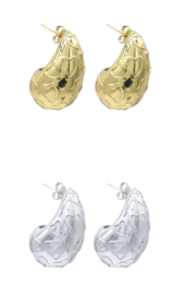 RVS (stainless steel) druppelvormige oorbellen met hartjes erop. Zilver of goud