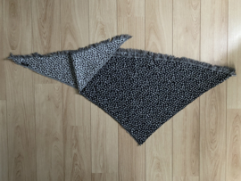Lichtgewicht panter dessin sjaal. 3-hoek vorm.  Licht taupe - offwhite