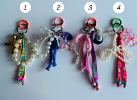 Kleurrijke tashanger / bag charm / sleutelhanger Handgemaakt.