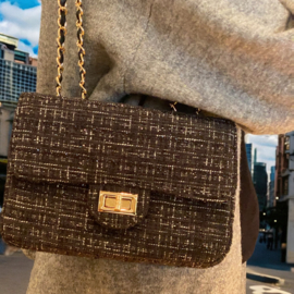 Bouclé tas à la Chanel met ketting hengsel. Zwart combi.