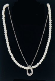 Twee in één ketting. Imitatie parel met zilverkleurig stainless steel.