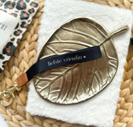 Stationery gift. Keycord / sleutelhanger lus, zwart/heel donker blauw; “Liefste vriendin”.