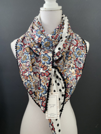 Offwhite - rood - blauw bloemen dessin / offwhite-zwarte stip. Couture sjaal