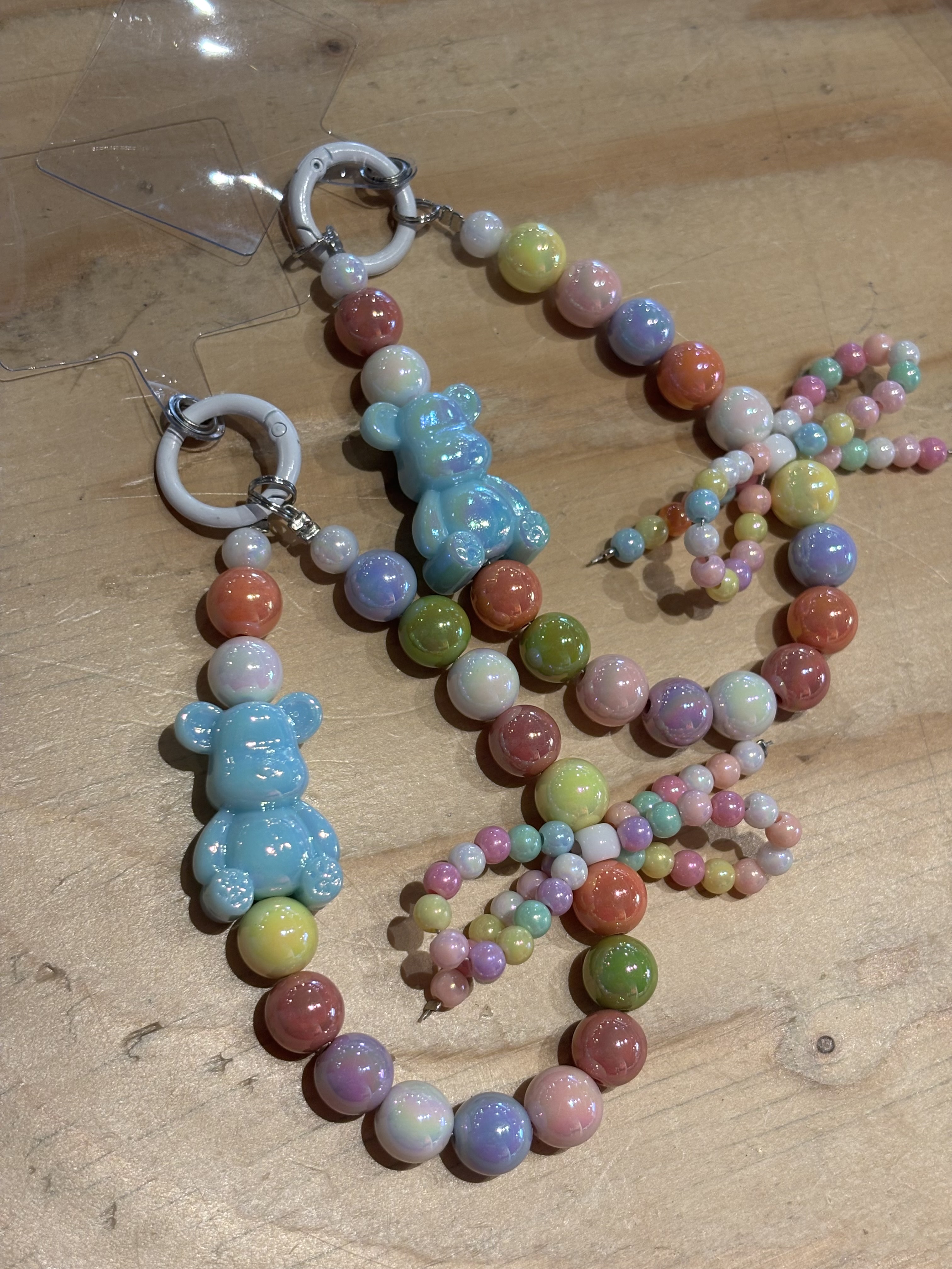 Telefoon sieraad / hanger gekleurde kralen met beertje en strik. multi Colour. .
