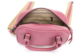 Gekleurd tasje met korte hengsels en lange geweven band. Roze