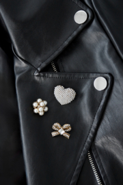 Set van 3 kleine broches. Wit / antiek goud.