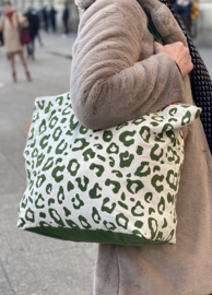 No More Plastic Bags Foundation. Panter shopper. Ecru - Groen.