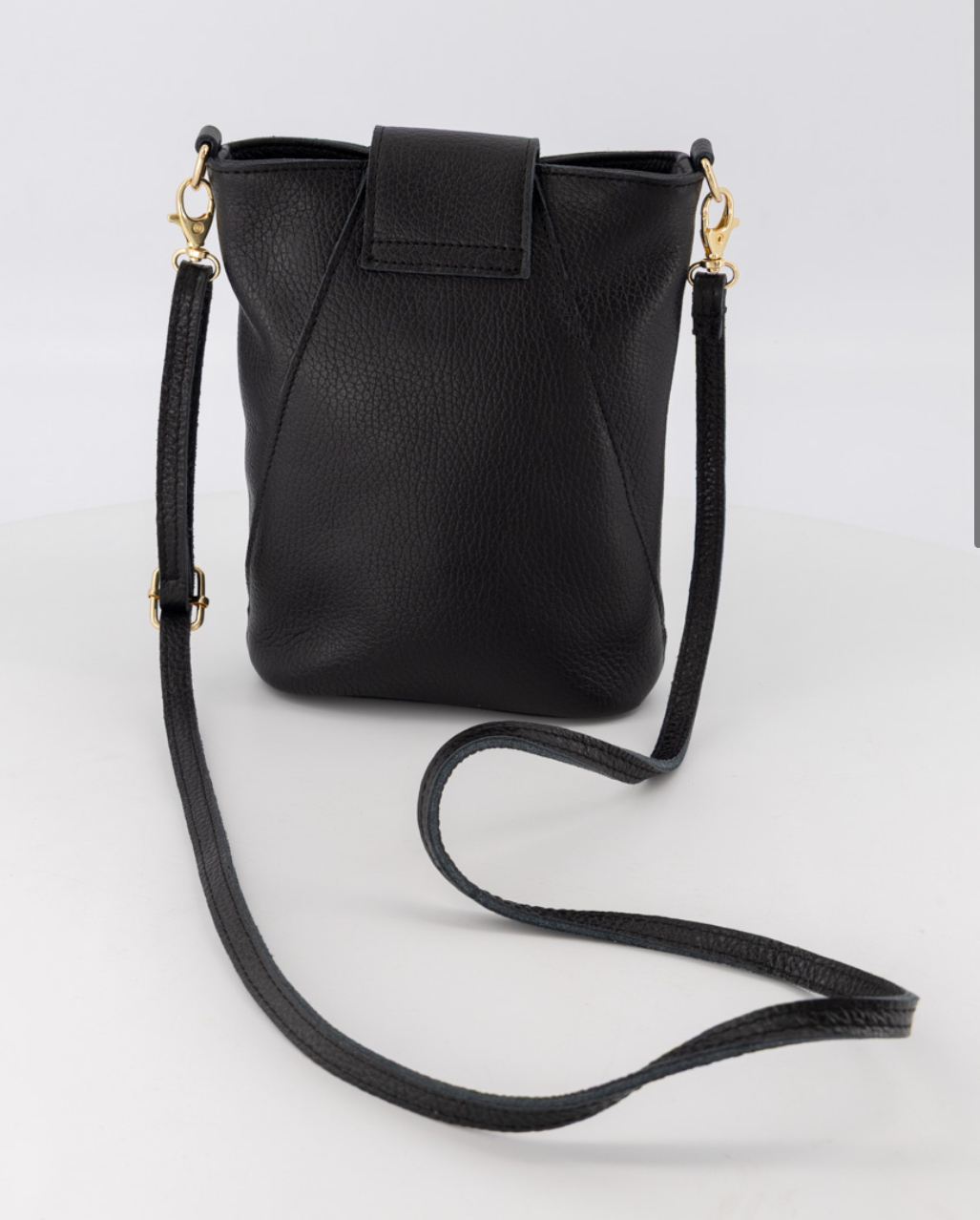 Crossbody kleine tas met knoop klepje. Zwart. Echt leer.
