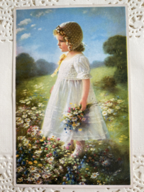 Ansichtkaart | Duitsland | Meisjes | Meisje met wit kanten jurkje en mutsje in bloemenveld