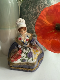 Frankrijk Briançon | Poppen | Klederdracht | Klederdrachtpoppetje “Claire” – Authentiek handgemaakt souvenir  popje
