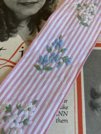 VERKOCHT | Sierband | Roze | Bloemen | Gestreept sierband met geborduurde witte en lavendelblauwe bloemen (4,1 cm)