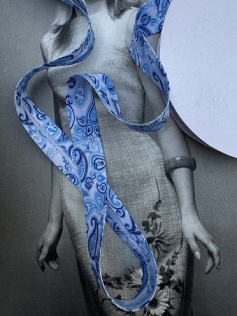Blauw | Biaisband | 20 mm - 2 cm Witte ondergrond met blauwe paisley's