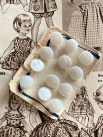 VERKOCHT | Glasknopen | Wit  | Ø 10 mm - EXQUISIT -  Prachtige glimmende antieke blouse melkglasknopen met een oogje