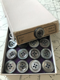Parelmoer-grijs | Ø 15 mm - Kaartje met 24 stuks prachtige grijze parelmoer knoopjes (15 mm - 30")  - jaren '30-'40 met 4 gaatjes