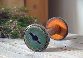 Naaigerei | Oude houten garenklossen, spoelen en haspels
