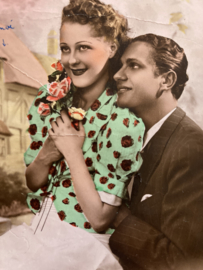 Ansichtkaart | Paartje met rozen 'jaren 50